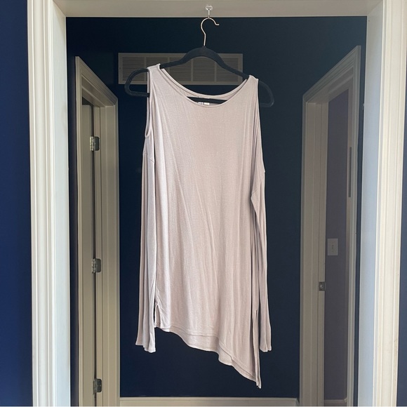 Francesca’s Alya Asymmetrical Exposed Shoulder Long Sleeve Top - Picture 1 of 6